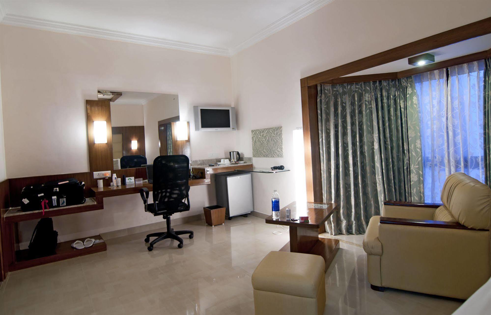 Velan Hotel Greenfields Tiruppur Exterior photo